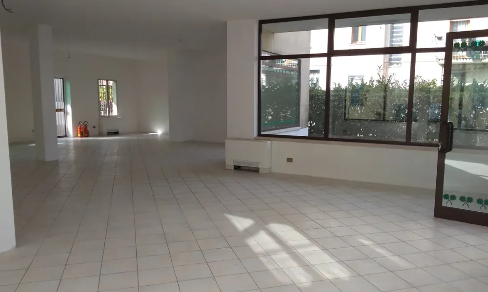 negozio-zonamontà-vetrinevisibili-ampioparcheggio-frontestrada-70A-10